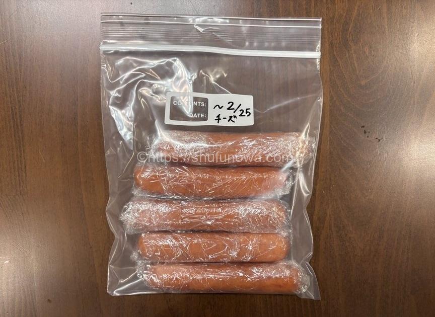 ジョンソンヴィルを1本ずつラップしてジップロックに入れて冷凍保存する様子