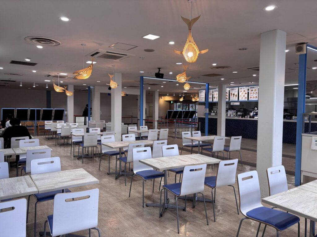 横浜八景島シーパラダイスのカフェ「海cafe」の店内